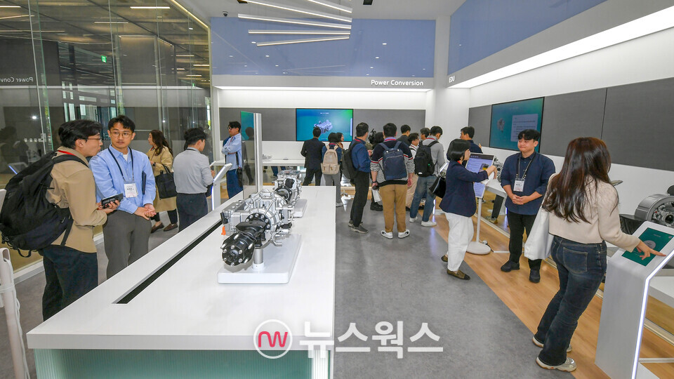 현대모비스가 개최한 ‘2024 R&D 테크데이’에서 전시 제품 별로 연구원들이 설명을 하고 있다. (사진제공=현대모비스)