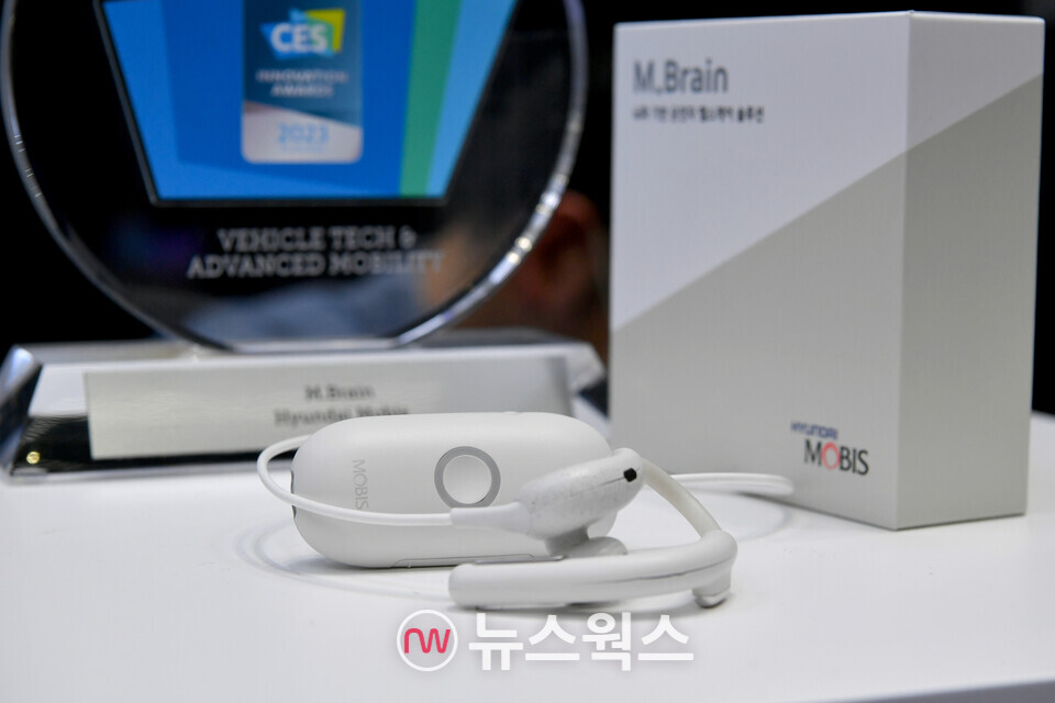 운전자의 뇌파를 측정해 졸음과 부주의 운전을 예방하는 엠브레인. (사진제공=현대모비스)