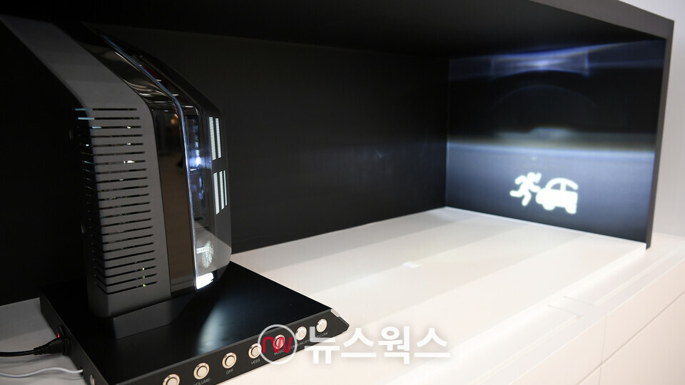 다양한 표현의 시그널로 보행자, 주변 차량과 소통할 수 있는 커뮤니케이션 헤드램프. (사진제공=현대모비스)