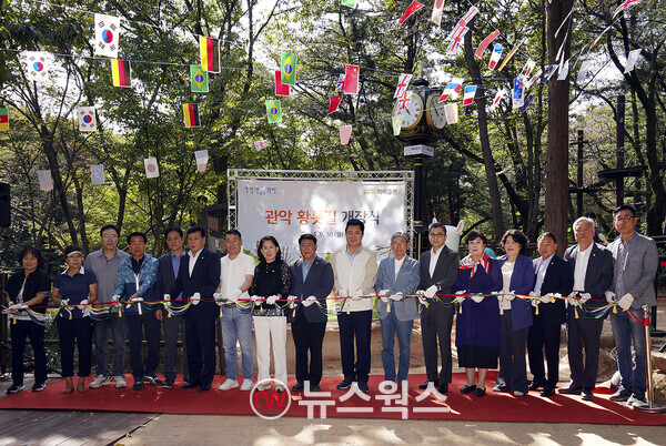 지난달 30일 관악산 신림계곡 산책로에서 열린 '깨비증권 그린로드' 개장식에 강진두(오른쪽에서 여섯번째) KB증권 경영지원부문장 부사장과 박준희(오른쪽에서 여덟번째) 관악구청장, 박동창(오른쪽에서 일곱번째) 맨발걷기국민운동본부 회장 등 관계자들이 테이프 커팅식을 진행하며 기념사진을 촬영하고 있다. (사진제공=KB증권)