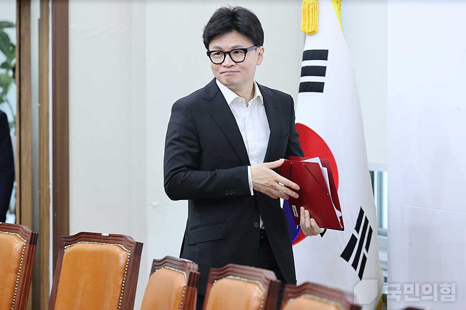 한동훈 국민의힘 대표가 지난달 30일 국회에서 열린 '최고위원회의'에서 좌중을 돌아보고 있다. (사진제공=국민의힘)