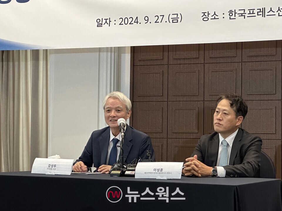 27일 서울 중구 프레스센터에서 열린 '고려아연 주식 공개매수' 설명 첫 기자간담회에서 강성두 영풍 사장과 이성훈 베이커맥켄지 앤 케이엘파트너스 변호사가 참석한 가운데, 강성두 영풍 사장이 질의에 응답을 하고 있다. (사진=정현준 기자)