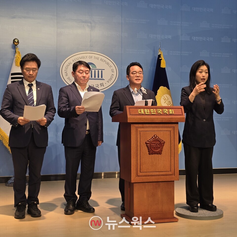 민병덕(오른쪽 첫 번째) 민주당 의원이 26일 국회소통관 기자회견에서 "MBK의 고려아연에 대한 적대적 M&A 시도를 규탄한다"고 성토하고 있다. (사진=원성훈 기자)