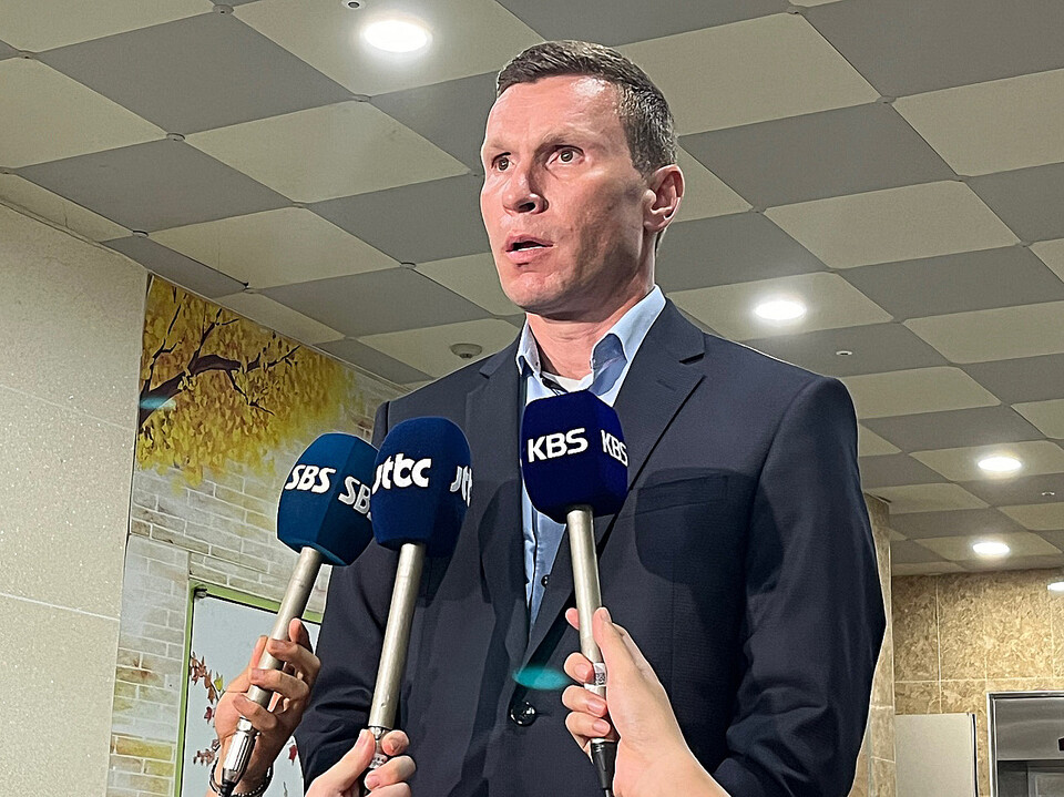 마티아스 바이틀 메르세데스 벤츠 코리아 사장이 지난 8월 인천 청라아파트 전기차 화재현장을 방문 후 나서며 취재진 질문에 답하고 있다. (사진=뉴스1)