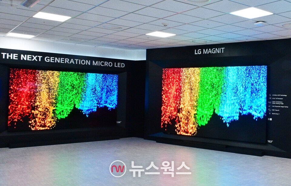 LG전자의 차세대 마이크로 LED 사이니지(사진 왼쪽)및 'LG 매그니트'. (사진제공=LG전자)