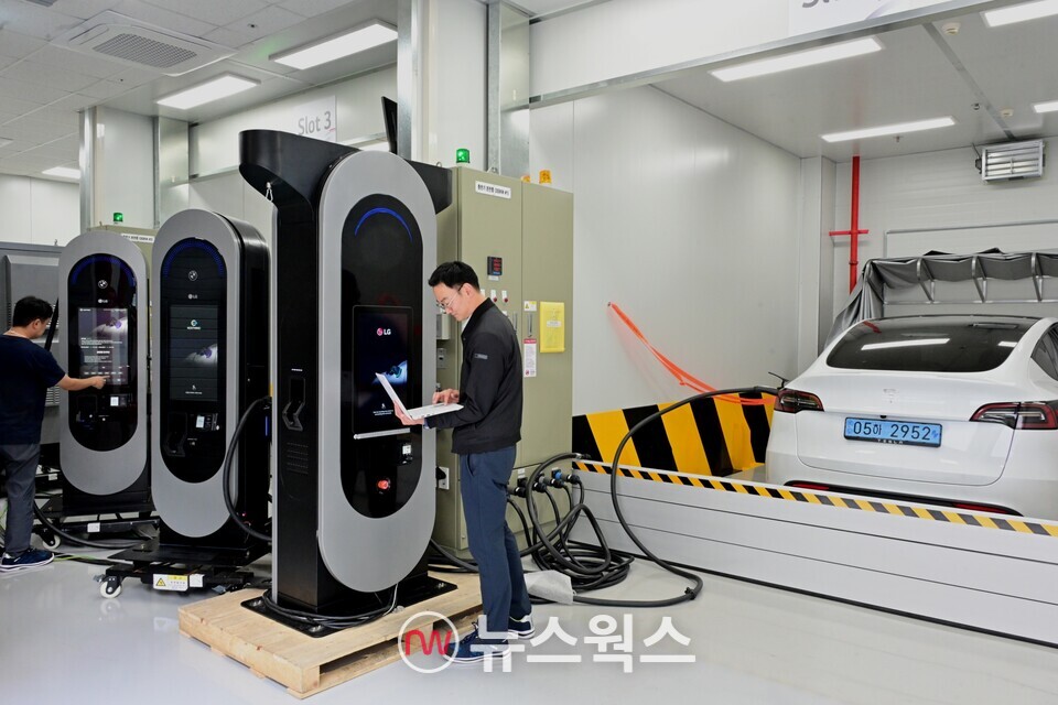 LG전자 실차 시험소에서 전기차 충전기를 실제 차량과 연결해 충전 중 발생하는 다양한 상황을 테스트하는 모습. (사진제공=LG전자)