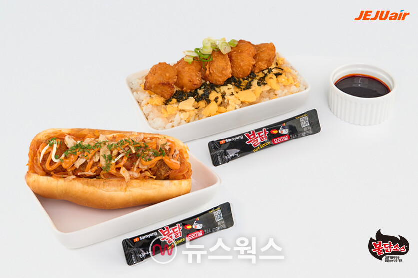 제주항공의 신규 기내식 '불닭 자이언트 핫도그·불닭 가라아게동'. (사진제공=제주항공)