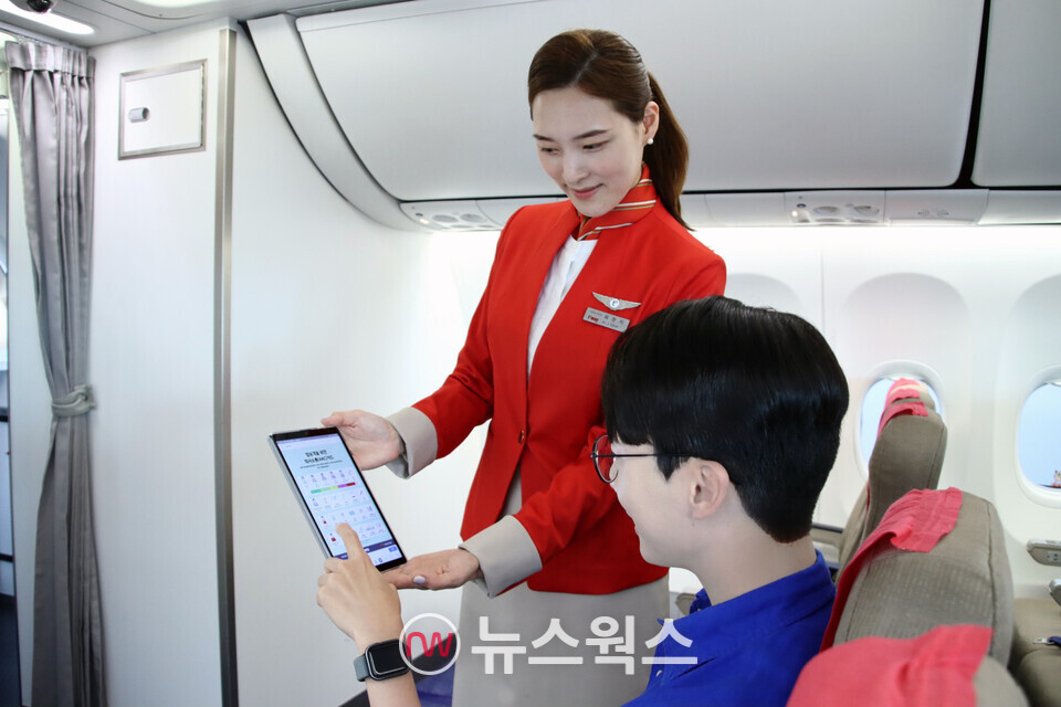 티웨이항공 승객이 기내 의사소통 카드(AAC 그림 카드) 서비스를 이용 중이다. (사진제공=티웨이항공)