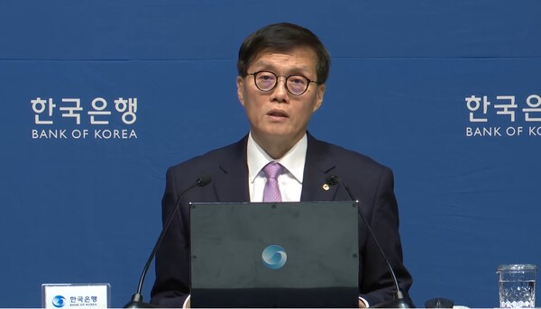 이창용 한은 총재가 지난 11일 통화정책방향 관련 기자간담회를 진행하고 있다. (출처=한국은행 유튜브)