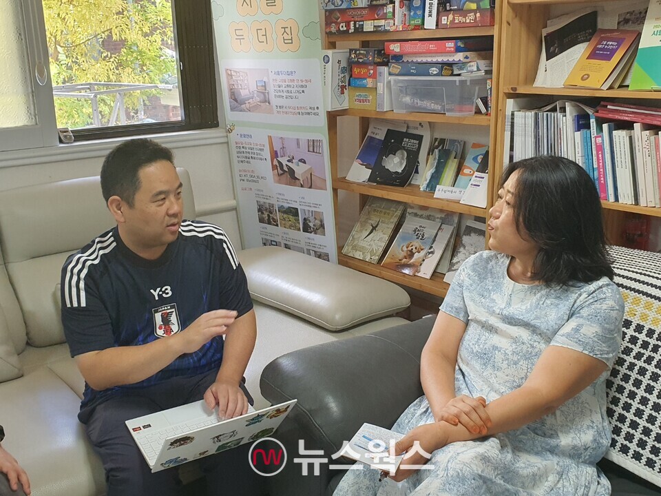 일본 히키코모리 지원센터 소다테아게넷의 이무라 요시히데 씨가 지난달 24일 한국에 방문해 이은애(오른쪽) 씨즈 이사장을 만나 대화를 나누고 있다. (사진=백종훈 기자)