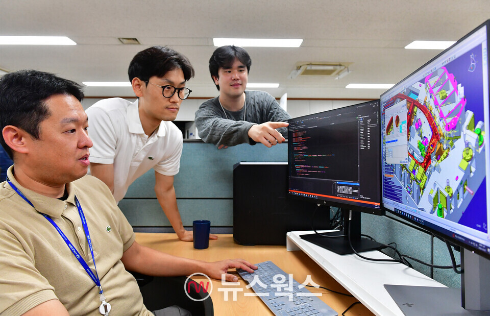 현대자동차∙기아 관계자들이 프레스 금형 자동설계 시스템으로 설계되는 도면을 확인하고 있다. (사진제공=현대차그룹)