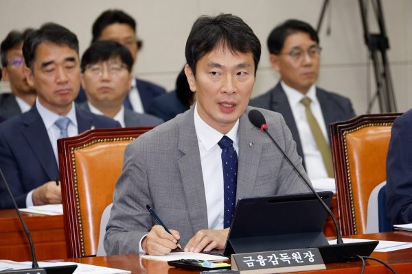 이복현 금융감독원장이 17일 오전 서울 여의도 국회 정무위원회에서 열린 금융감독원·서민금융진흥원 국정감사에서 의원 질의에 답하고 있다. (사진=뉴스1)