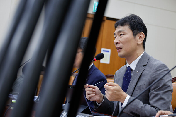 이복현 금융감독원장이 17일 오전 서울 여의도 국회 정무위원회에서 열린 금융감독원·서민금융진흥원 국정감사에서 의원 질의에 답하고 있다. (사진=뉴스1)