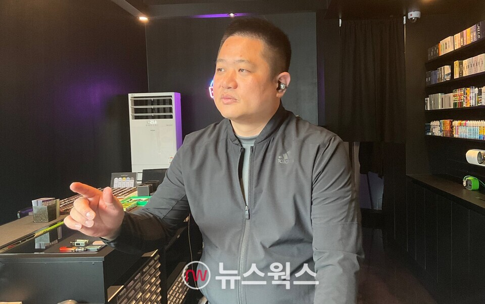 김도환 전자담배협회 총연합회 부회장이 인터뷰 질문에 답하고 있다. (사진=강석호 기)