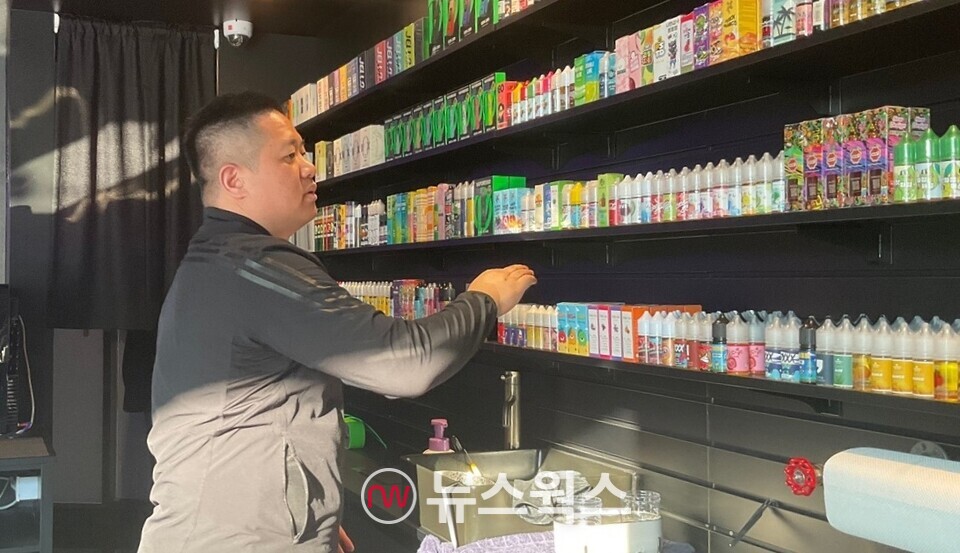 김도환 전자담배협회 총연합회 부회장이 가게 매대를 정리 중이다. (사진=강석호