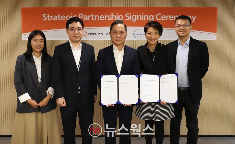 손영창(왼쪽에서 세 번째) 한화오션 제품전략 기술원장 부사장과 린 루(왼쪽에서 네 번째)  글로벌 해양 탈탄소화 센터 CEO 등 양사 관계자가 전략적 파트너십 체결식을 마친 뒤 기념 촬영을 하고 있다. (사진제공=한화오션)