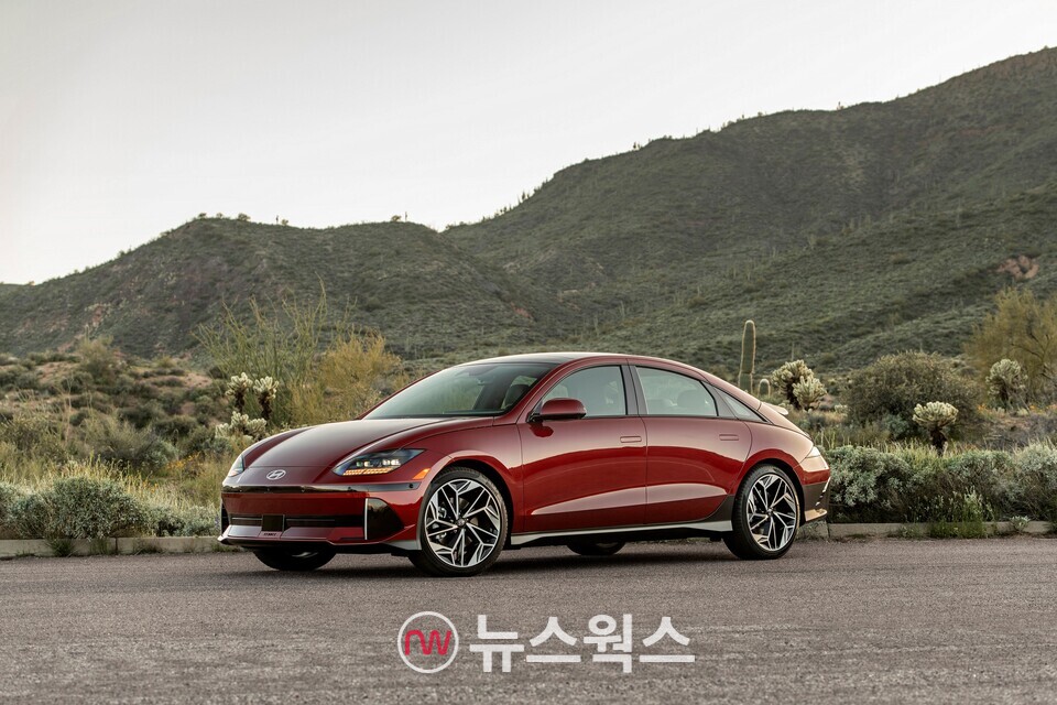 현대차 '아이오닉6'는 미국 유력 자동차 평가 전문 웹사이트인 '카즈닷컴'이 지난 22일 발표한 '2024 전기차 톱 픽'에서 '최고의 전기 세단'과 '최고 가치의 전기차' 부문 2관왕을 달성했다. (사진제공=현대차)