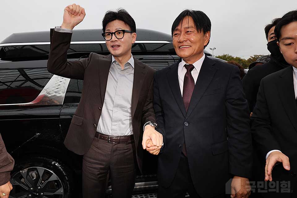 한동훈(왼쪽) 국민의힘 대표가 지난 22일 인천시 강화군 강화풍물시장을 찾아 10·16 재보궐선거 당선자 박용철 강화군수와 함께 시민들에게 감사 인사를 하고 있다. (사진제공=국민의힘)