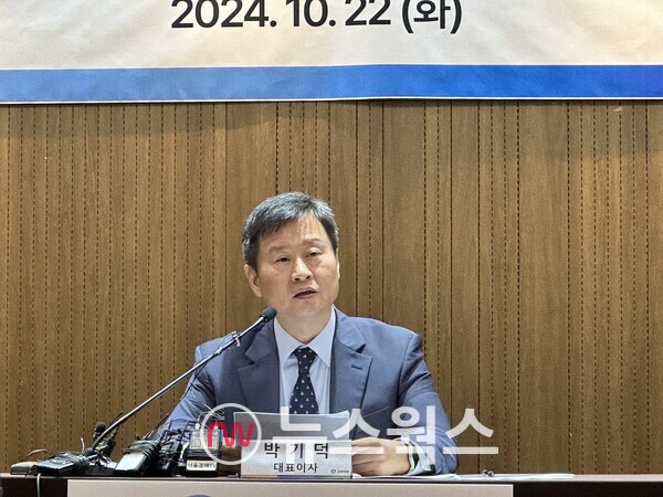 22일 서울 중구 코리아나호텔 2층 다이아몬드홀에서 열린 고려아연 기자회견에서 박기덕 고려아연 사장이 입장문을 발표하고 있다. (사진=정현준 기자)