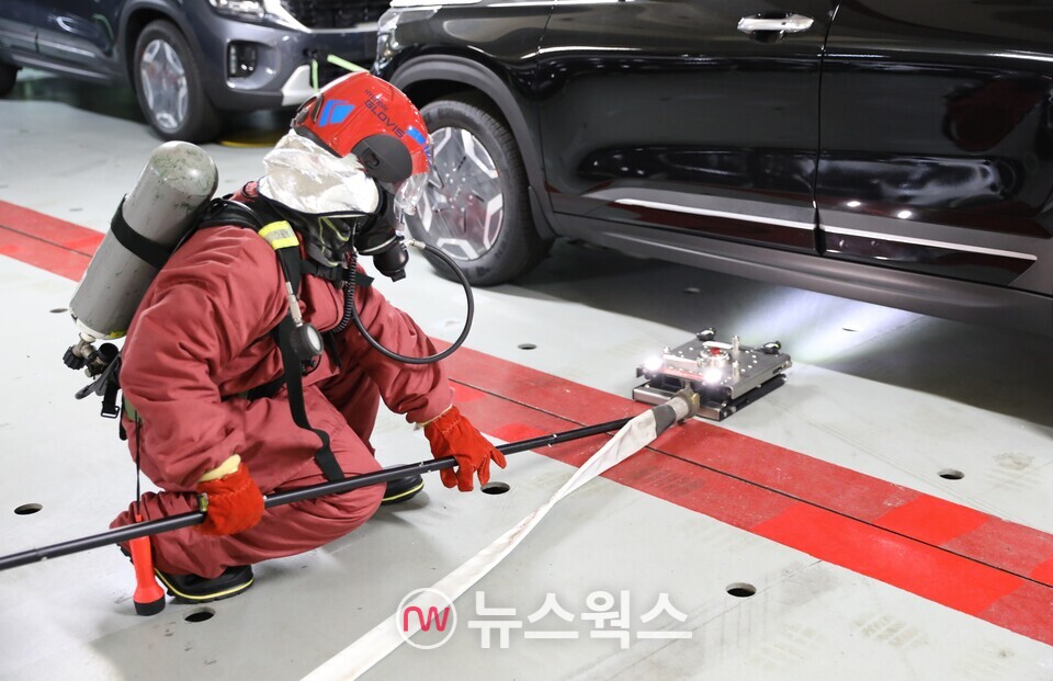 자동차운반선 글로비스 시리우스호에서 선원이 EV 드릴 랜스로 화재 진압 모의 훈련을 하고 있다. (사진제공=현대글로비스)
