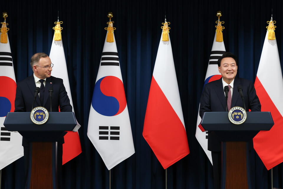 윤석열 대통령이 24일 서울 용산 대통령실에서 안제이 두다 폴란드 대통령과 한-폴란드 공동언론발표를 하고 있다. (사진제공=대통령실)