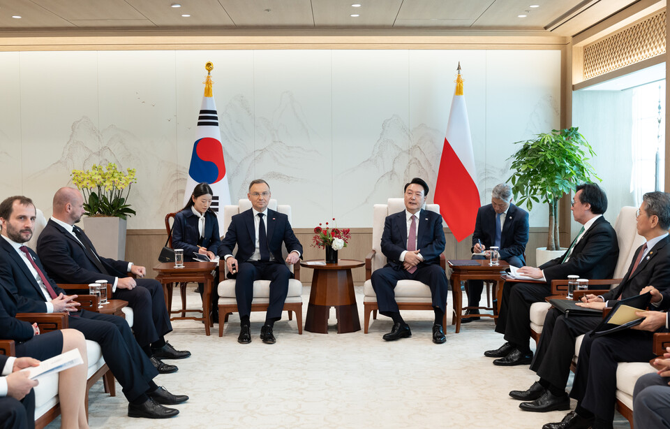 윤석열 대통령이 24일 서울 용산 대통령실에서 안제이 두다 폴란드 대통령과 한-폴란드 소인수회담을 하고 있다. (사진제공=대통령실)