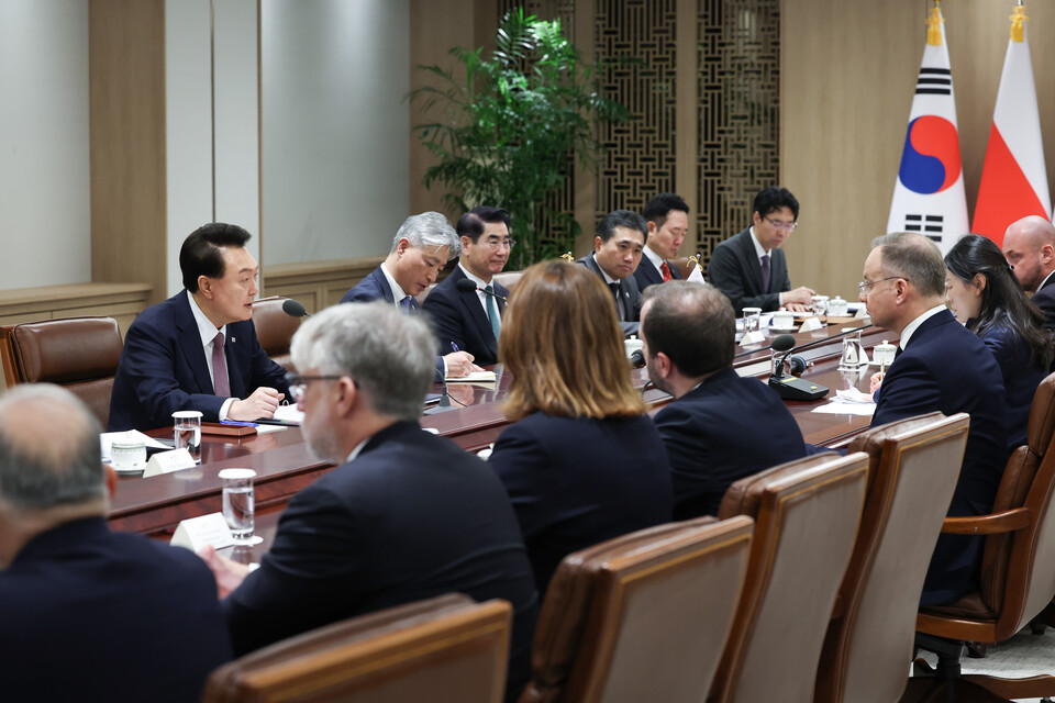 윤석열 대통령이 24일 서울 용산 대통령실에서 안제이 두다 폴란드 대통령과 한-폴란드 확대 정상회담을 하고 있다. (사진제공=대통령실)
