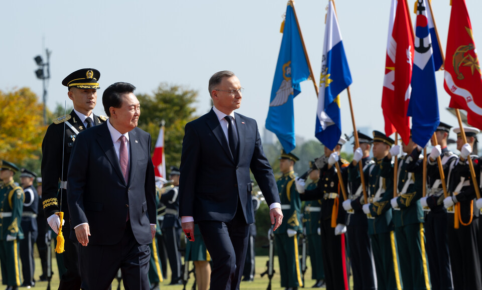 윤석열 대통령이 24일 서울 용산 대통령실 앞 잔디마당에서 열린 폴란드 대통령 국빈 방한 공식 환영식에서 안제이 두다 대통령과 의장대를 사열하고 있다. (사진제공=대통령실)