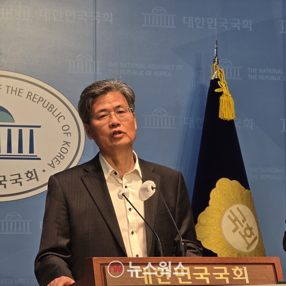 양창욱 '김두황 열사 추모사업회장'이 24일 국회소통관에서 열린 기자회견에서 전두환·노태우 두 전직 대통령을 규탄하고 있다. (사진=원성훈 기자)