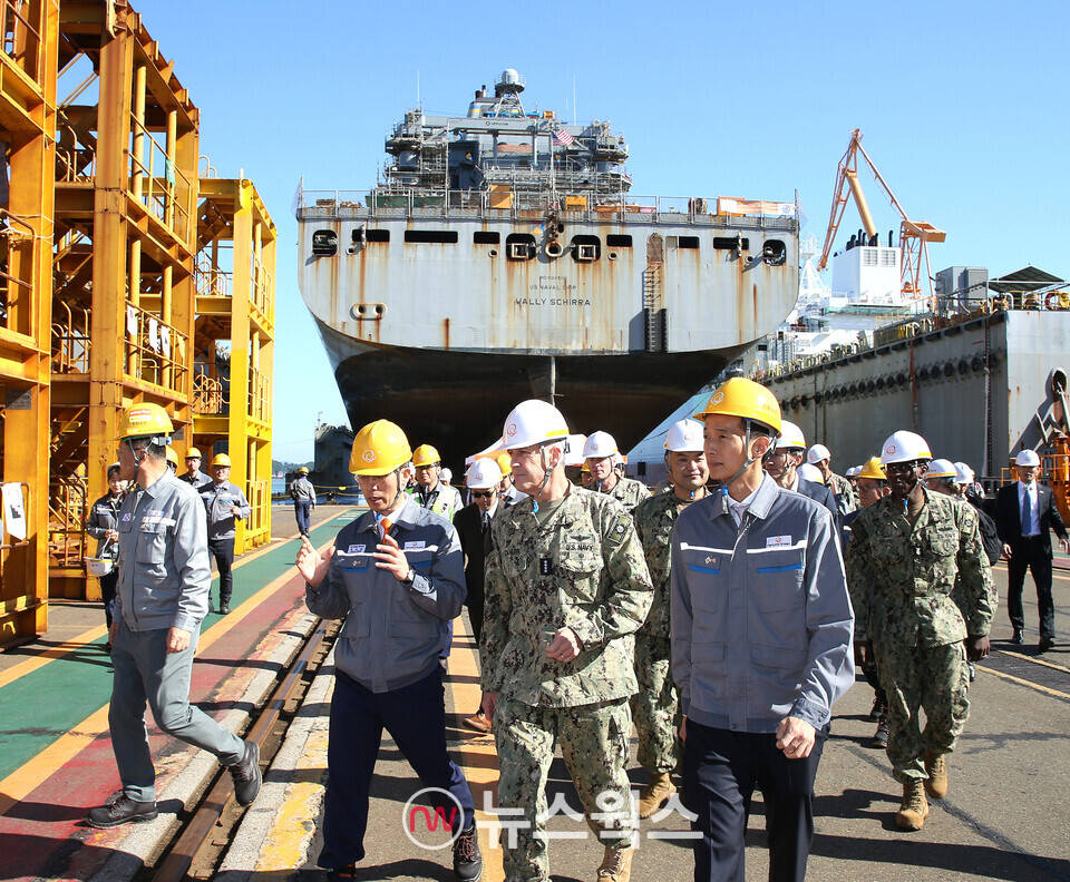 김동관(오른쪽) 한화그룹 부회장과 스티븐 쾰러(가운데) 미국 해군 태평양함대 사령관 제독이 지난 24일 한화오션 거제사업장에서 정비 중인 ‘월리 쉬라’함 정비 현장을 둘러보고 있다. (사진제공=한화오션)