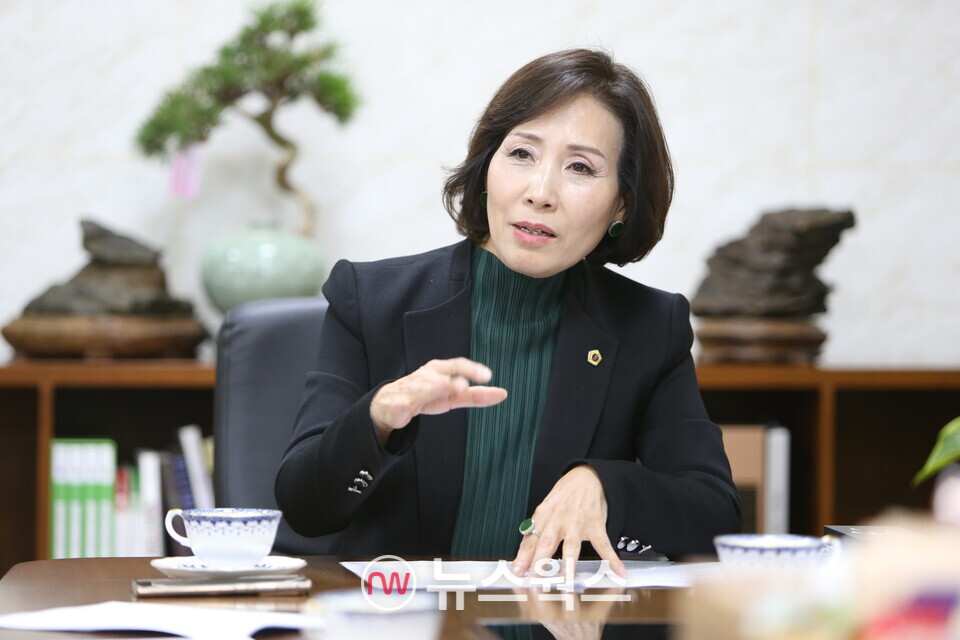 이숙자 위원장이 보훈 가족에 대한 예우에 대해 얘기하며 진지한 표정을 짓고 있다. (사진=원성훈 기자)