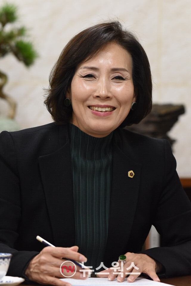 이숙자 위원장이 자신의 지역구인 서초구에 대한 애기를 하면서 즐거워하고 있다. (사진=원성훈 기자)