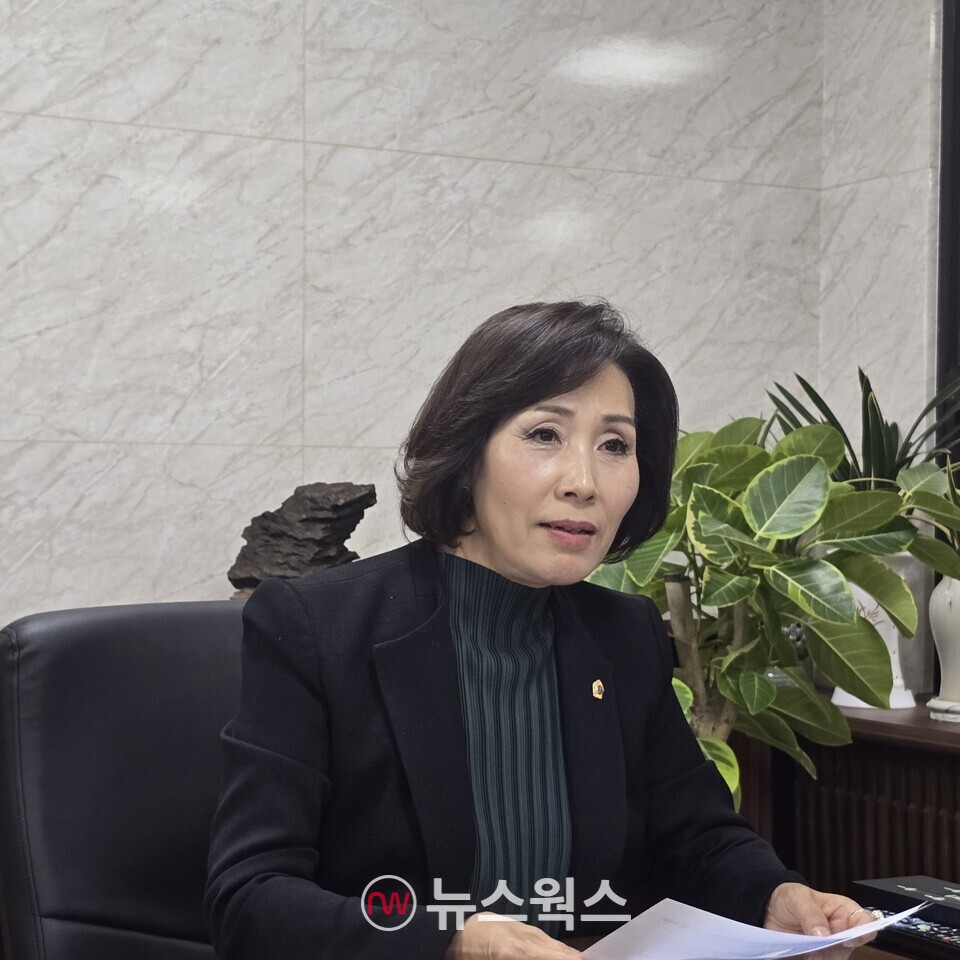이숙자 위원장이 서울 서초구 양재동 소재 AI허브 단지에 대해 얘기하면서 확신에 찬 어조로 설명하고 있다. (사진=원성훈 기자)