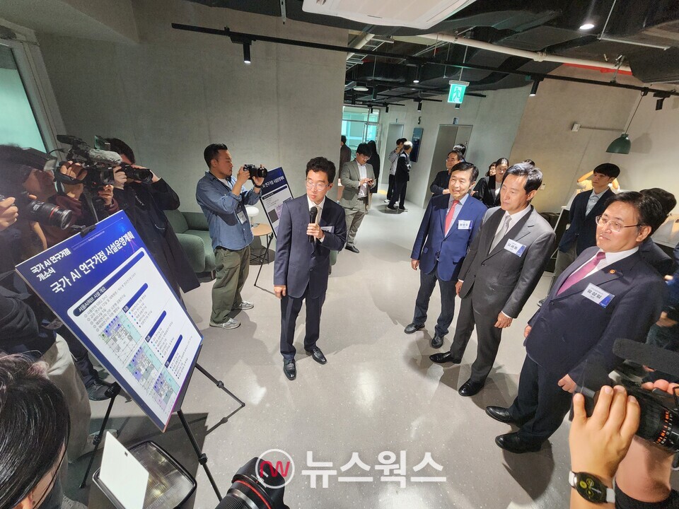 28일 국가 AI 연구거점 개소식에서 유상임(오른쪽 첫째) 과기정통부 장관과 오세훈(오른쪽 둘째) 서울시장 등 주요 참석자들이 시설 소개를 듣고 있다. (사진=박광하 기자)