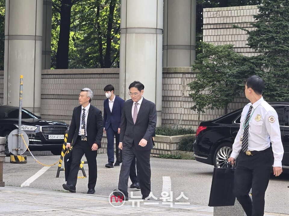 이재용 삼성전자 회장이 28일 오후 서울 서초구 서울고등법원에서 열린 자본시장과 금융투자업에 관한 법률 위반 등에 대한 항소심 2심 공판에 출석하고 있다. (사진=채윤정 기자)