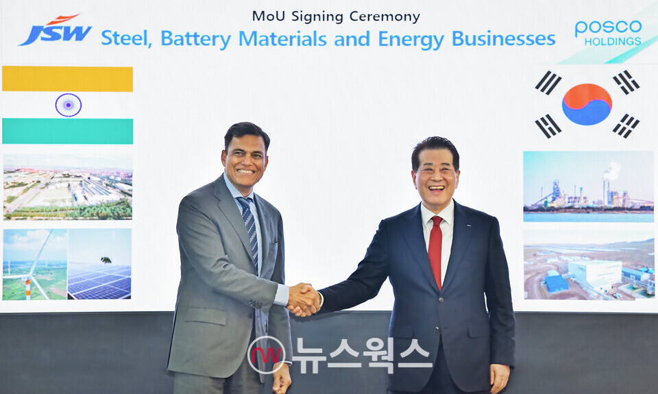 장인화(오른쪽) 포스코그룹 회장과 사잔 진달 JSW그룹 회장이 기념사진을 촬영을 하고 있다. (사진제공=포스코그룹)