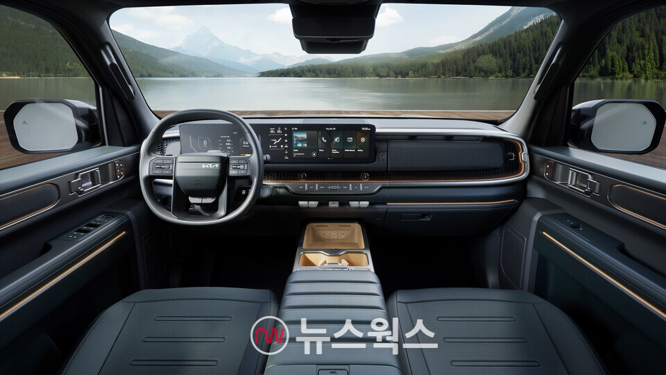 기아의 첫 픽업트럭 '더 기아 타스만' 실내. (사진제공=기아)