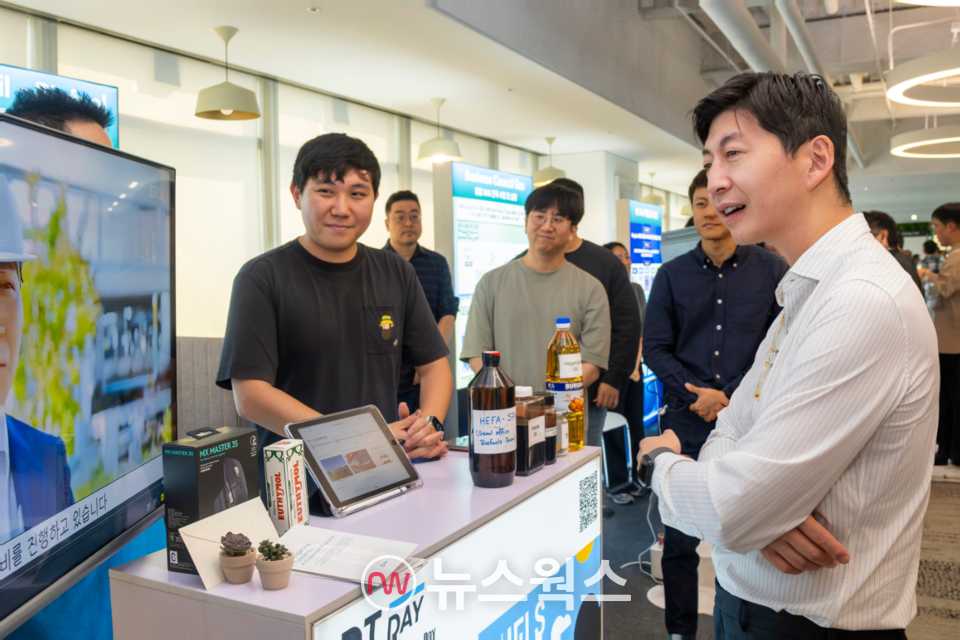 지난 30일 서울 GS타워 본사에서 허세홍(오른쪽) GS칼텍스 사장과 임직원들이 '제2회 딥 트랜스포메이션 데이'에 참여하고 있다. (사진제공=GS칼텍스)