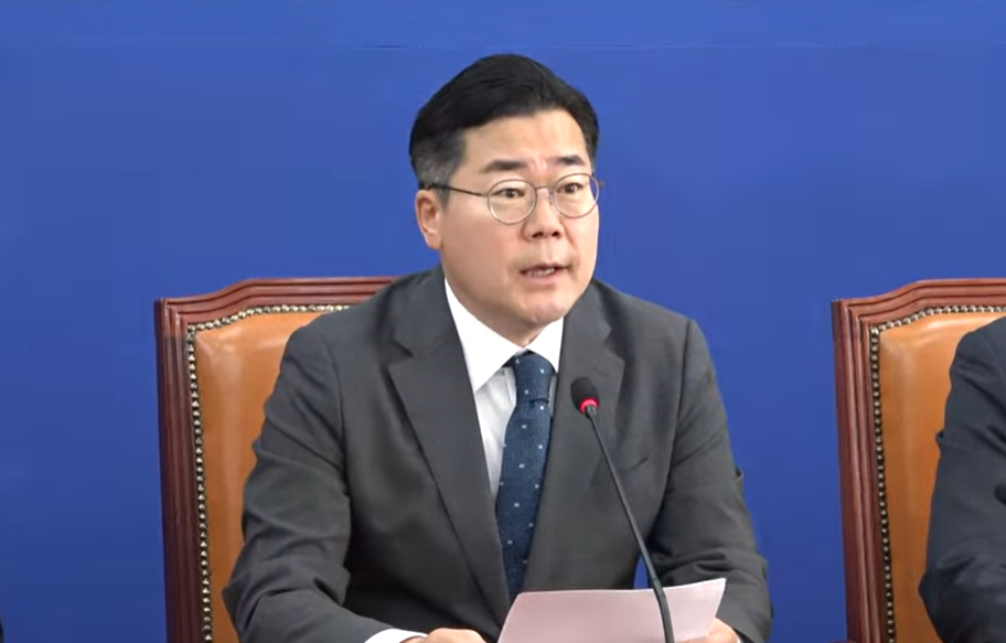 박찬대 민주당 원내대표가 31일 국회에서 열린 긴급기자회견에서 모두발언을 하고 있다. (출처=델리민주)