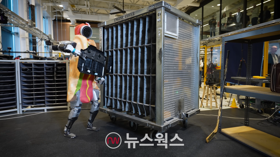 지난달 31일(현지시간) 할로윈데이를 맞아 핫도그 복장의 아틀라스가 같은 작업을 수행하는 영상을 추가로 공개했다. (사진제공=현대차그룹)