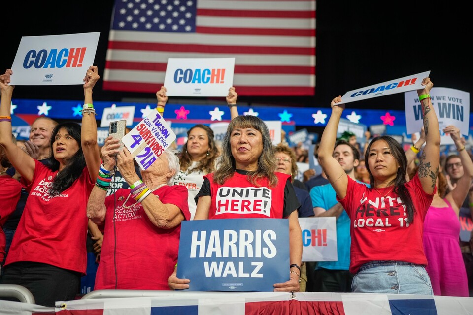 카멀라 해리스 미국 부통령의 지지자들이 피켓을 들고 연호하고 있다. (출처=카멀라 해리스 페이스북)