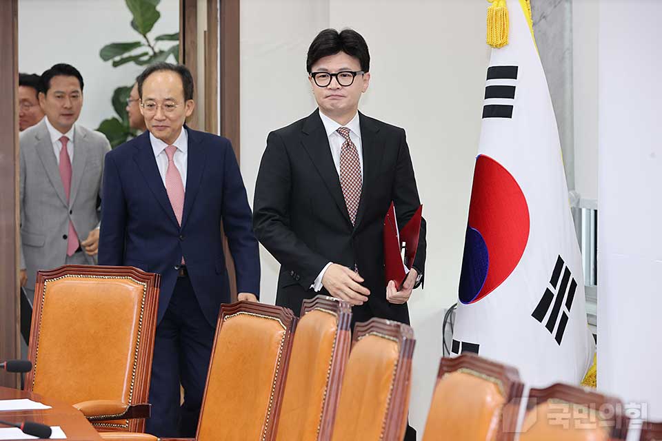 지난 4일 국회에서 열린 '국민의힘 최고위원회의'에 한동훈(오른쪽 첫 번째) 국민의힘 대표와 추경호(오른쪽 두 번째) 원내대표 및 장동혁(오른쪽 세 번째) 최고위원이 나란히 회의실로 입장하고 있다. (사진제공=국민의힘)