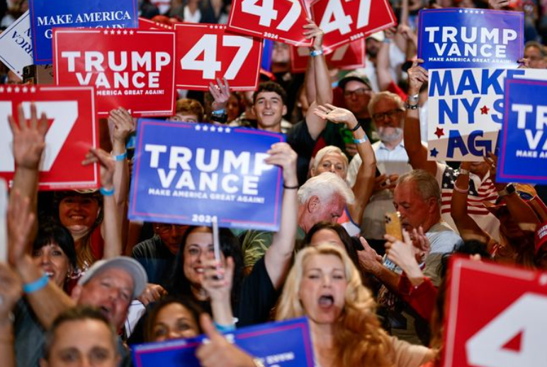 트럼프 전 미국 대통령의 유세에서 지지자들이 피켓을 들고 환호하고 있다. (출처=도널드 트럼프 페이스북) 