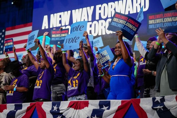 해리스 민주당 대선 후보의 유세에서 지지자들이 피켓을 들고 환호하고 있다. (출처=카멀라 해리스 SNS) 