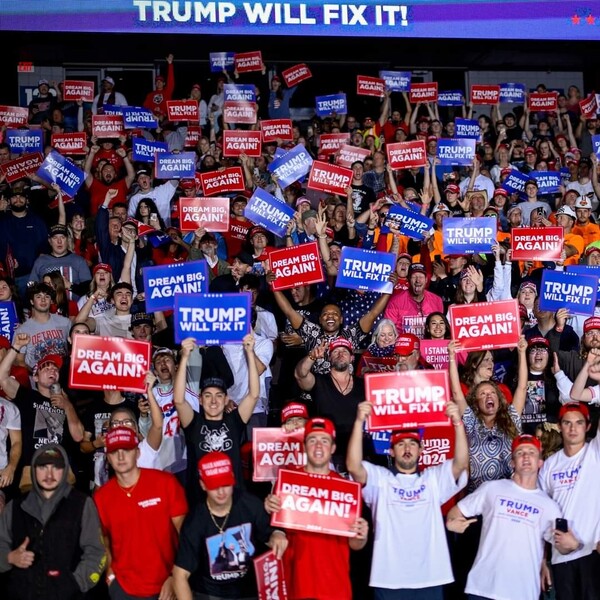 트럼프 전 미국 대통령의 유세에서 지지자들이 피켓을 들고 환호하고 있다. (출처=도널드 트럼프 SNS) 