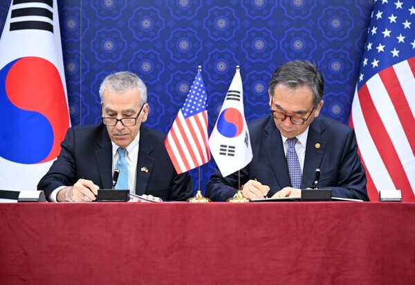조태열 외교부 장관과 필립 골드버그 주한미국대사가 지난 4일 서울에서 '한·미 방위비분담특별협정(SMA)'에 서명하고 있다. (사진제공=외교부)