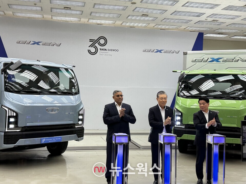 6일 전북 군산 타타대우모빌리티 본사에서 열린 창사 30주년 기념 미디어데이에서 김방신 타타대우모빌리티 사장(가운데)과 아닐 신하 부사장(왼쪽), 김정우(오른쪽) 대표가 신차 '기쎈(GIXEN)'을 공개한 후 박수를 치고 있다. (사진=정현준 기자)