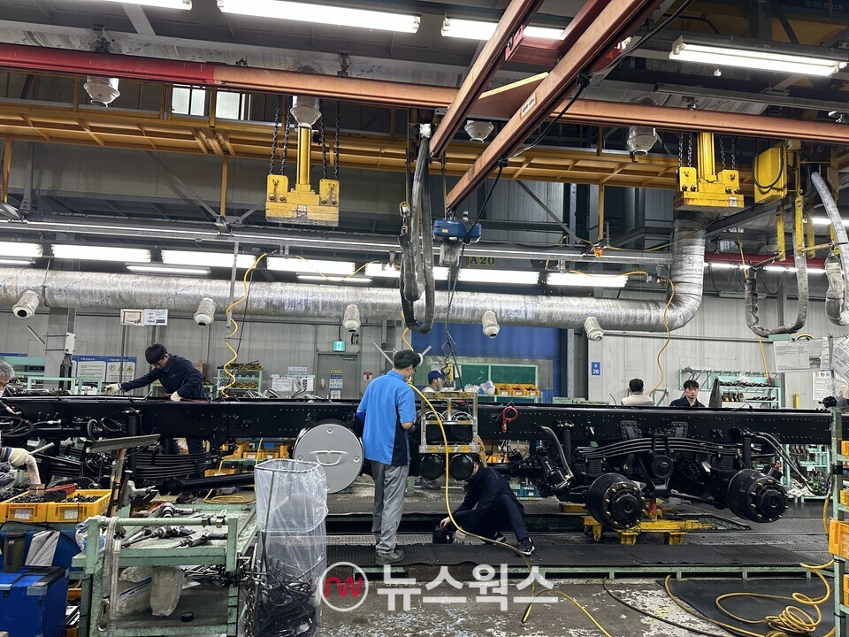 프레임 자체를 뒤집는 ‘턴오버 공정’을  통해 작업자들이 안정적인 자세에서 조립해 완성도와 편의성이 향상된다. (사진=정현준 기자)