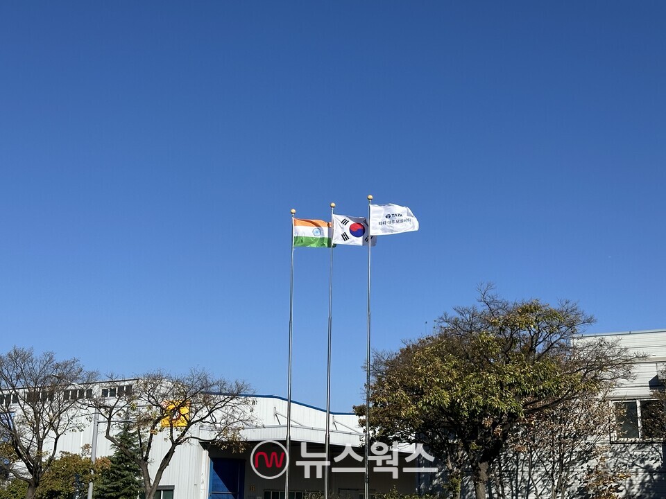 타타대우모빌리티 공장에 인도 국기와 우리나라 국기인 '태극기'가 나란히 걸려 있다. (사진=정현준 기자)