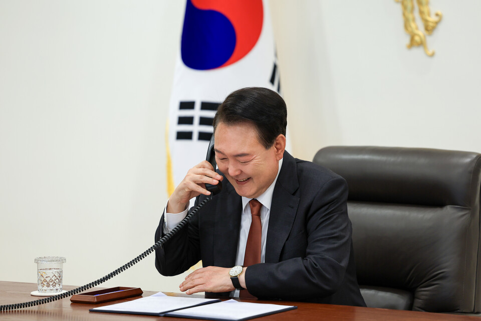 윤석열 대통령이 전화 통화를 하고 있다. (사진제공=대통령실)